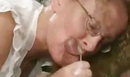 Granny ANAL doldurulmuş şişman azeri turk seksi kedi alır