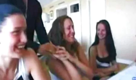 Bikinili sarışın seksi göğüsleri alay petuxlar seksi