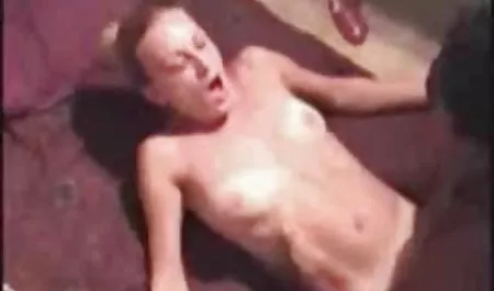 Dizlerinin azeriler seksi üzerine Abanoz okşayarak Dong dövmeli