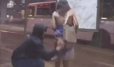 Islak kedi qehbelerin seksi ile oynamak seviyor