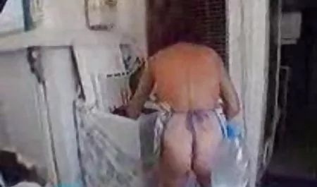 Terk edilmiş bir azeri qehbe seksleri evde sıcak kız ve seks