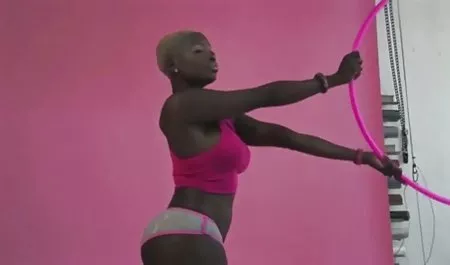 Beni kimse kıramaz - Elsa Jean koyu gözlü minyon güzellik bang pulsuz seksi videolar alır