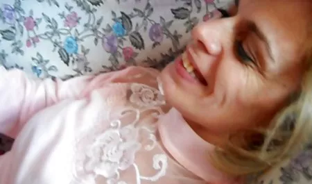 Dışarıda busty annesi ve kız olan bir azeri qizlarin seksi eğlence