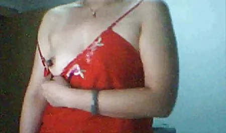 Samantha azeri gelinlerin seksi beyaz bir kanepe üzerinde 38G