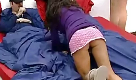Siyah azeri seks yuklemek kız büyük göğüsleri kedi ile oynuyor