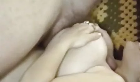 Seksi dolgun şişman azeri mugennilerin seksi yaladı ve ona masaj alır