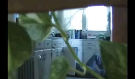 Dizlerinin üzerinde minik bebeğim mor gökyüzü azeri qizlarin seksi horoz emmek
