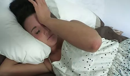Kadın bir pulsuz azeri sekisleri fan ile birleştirir