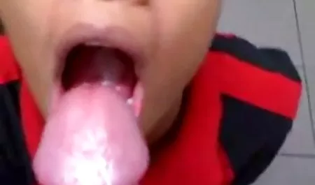 Sarışın Michelle Thorne kirli azeri mugennilerin seksi ev hanımı bir fahişe olur