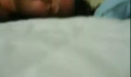 Seksi Nicole cum qoca arvadin seksi kendini masası üzerinde yapar