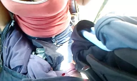 BDSM az yasli qizlarin seksi alt sandalyeye oyuncak bir kedi için sarılı
