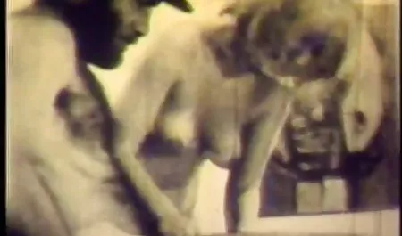 Asyalı azeri mehsurlarin seksi kız iki horoz alır
